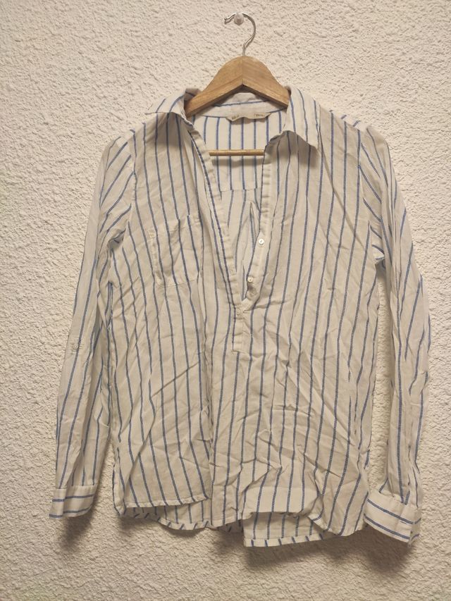 Camisa de rayas azul y blanca del Sfera