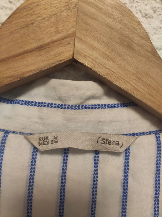 Camisa de rayas azul y blanca del Sfera