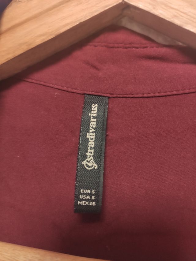 Camisa burdeos de Stradivarius