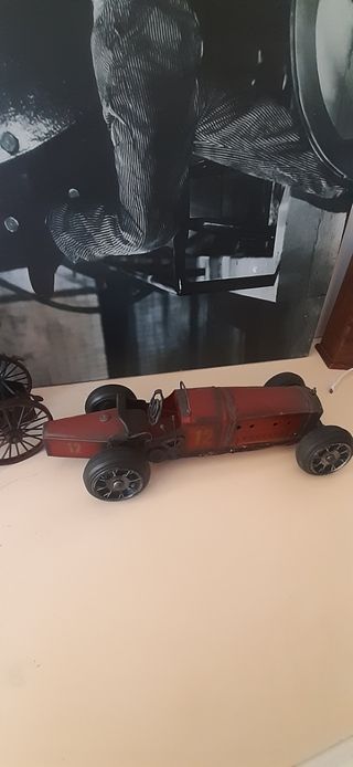 coche y locomotora antiguos. 