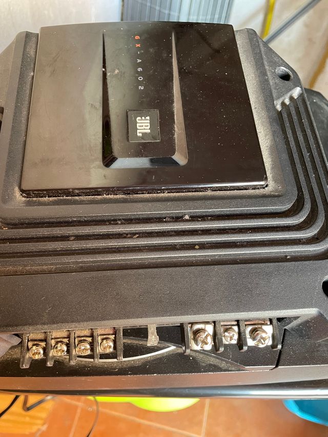 Amplificatore per auto a 4 vie JBL e subwoofer alpino