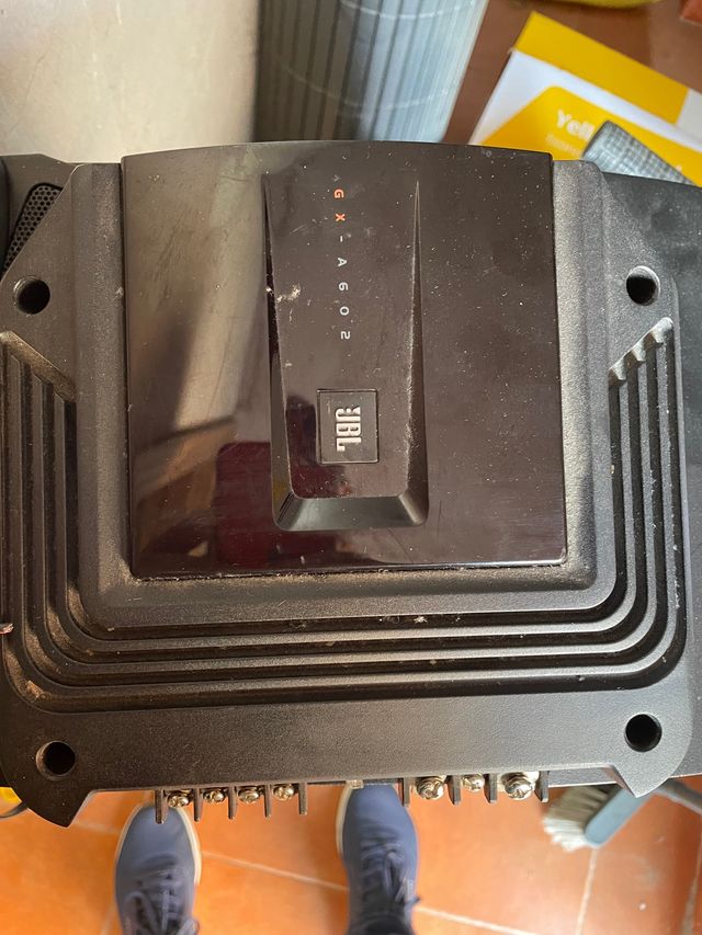 Amplificatore per auto a 4 vie JBL e subwoofer alpino