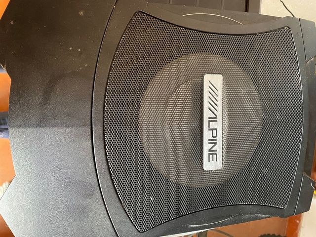 Amplificatore per auto a 4 vie JBL e subwoofer alpino