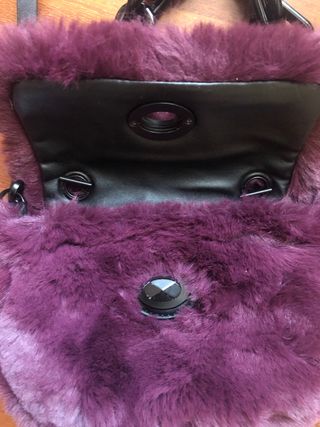 Mini bolso de pelo granate de Parfois 