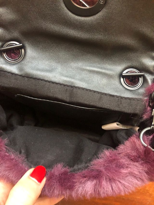 Mini bolso de pelo granate de Parfois