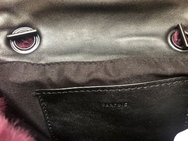 Mini bolso de pelo granate de Parfois