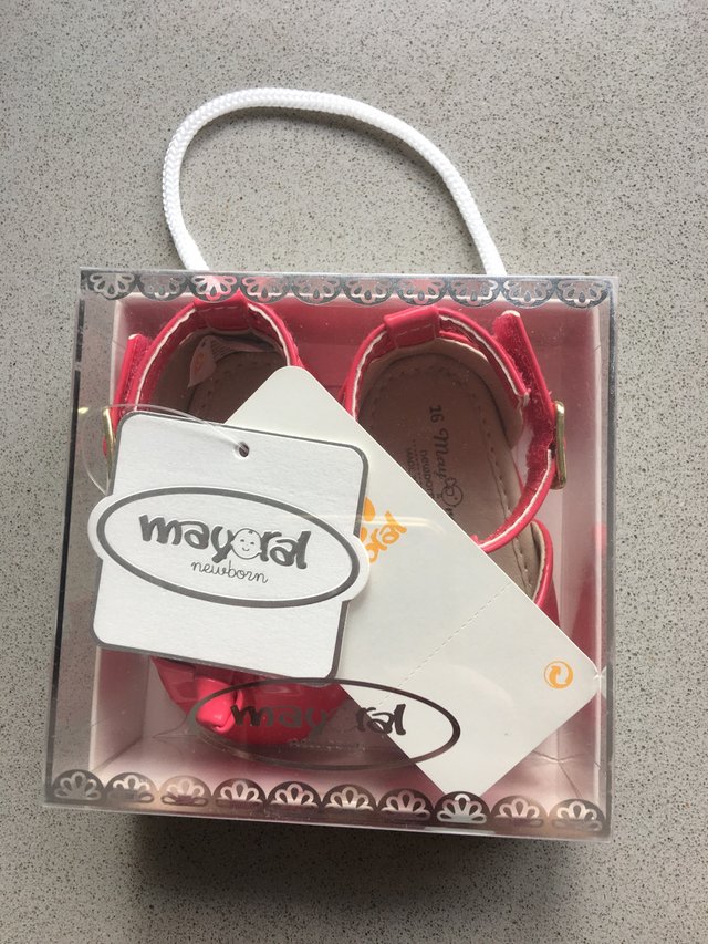 Zapatos Mayoral fucsia, talla 16, sin estrenar.