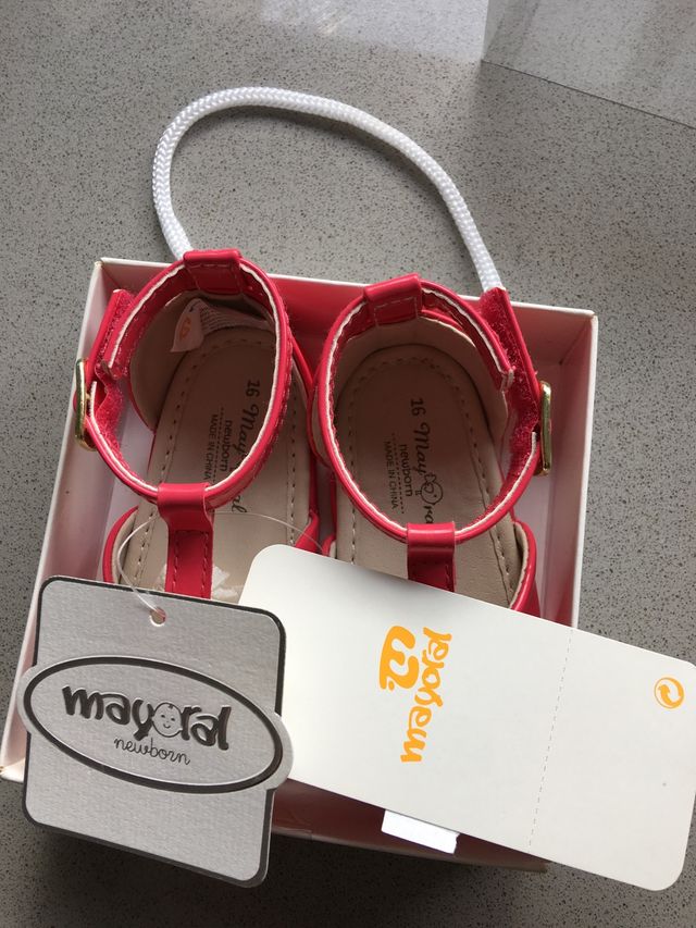 Zapatos Mayoral fucsia, talla 16, sin estrenar.