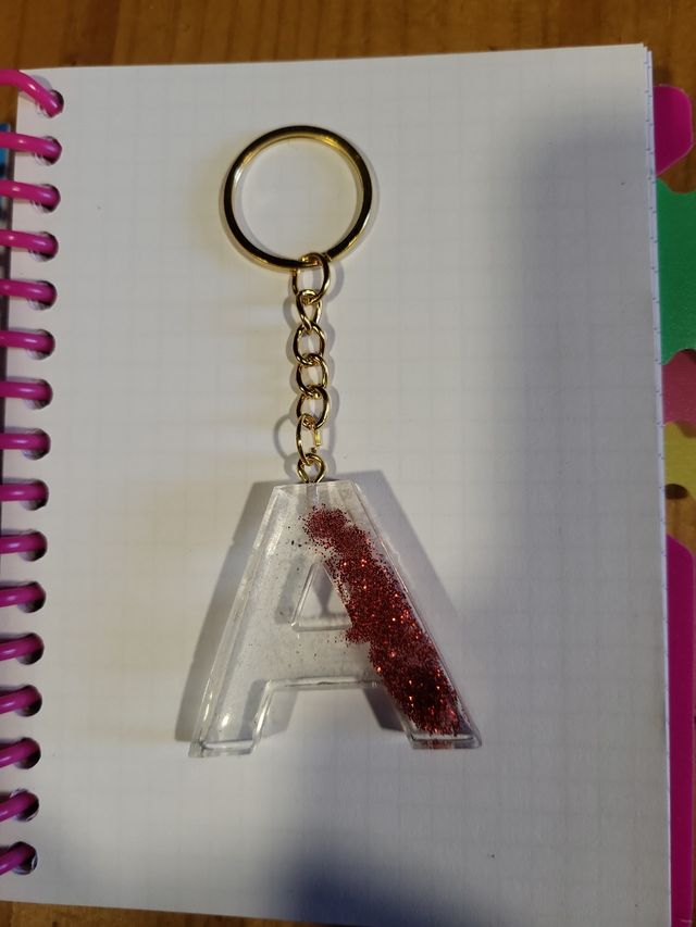 llavero letra resina