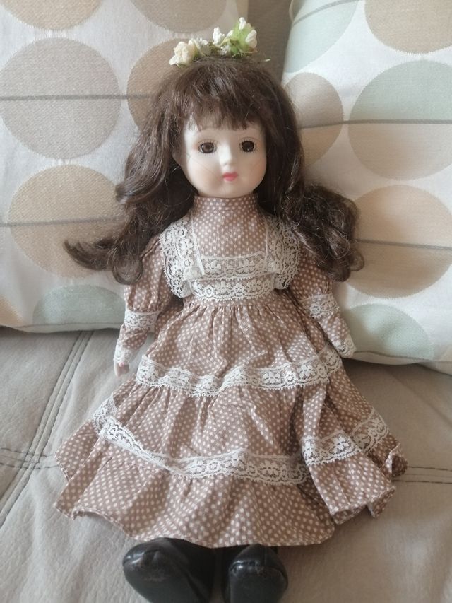 Vecchia bambola vintage in porcellana