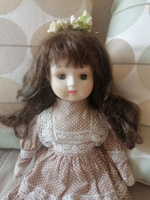 Vecchia bambola vintage in porcellana