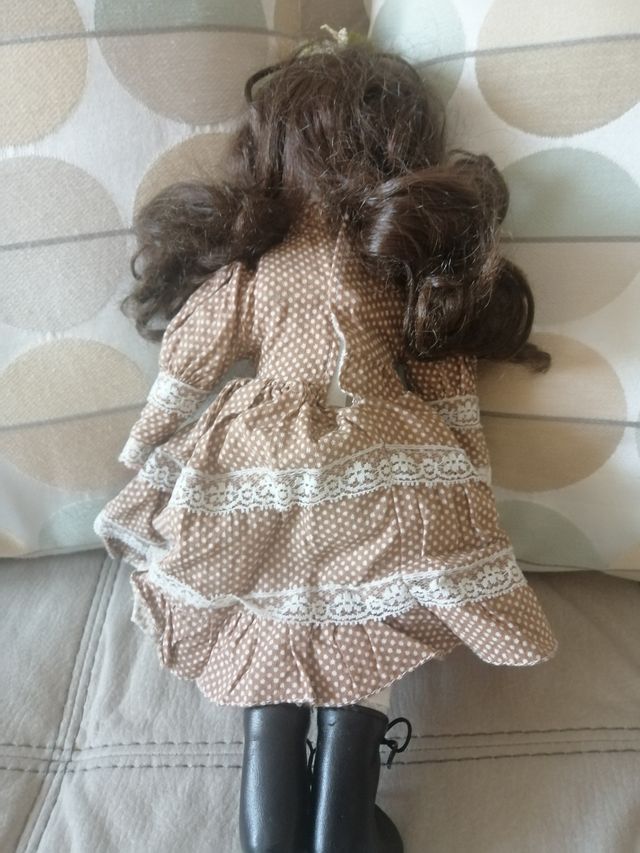 Vecchia bambola vintage in porcellana