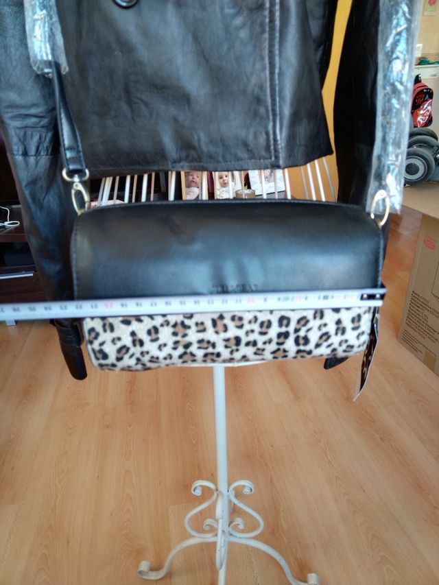 bolso negro y leopardo