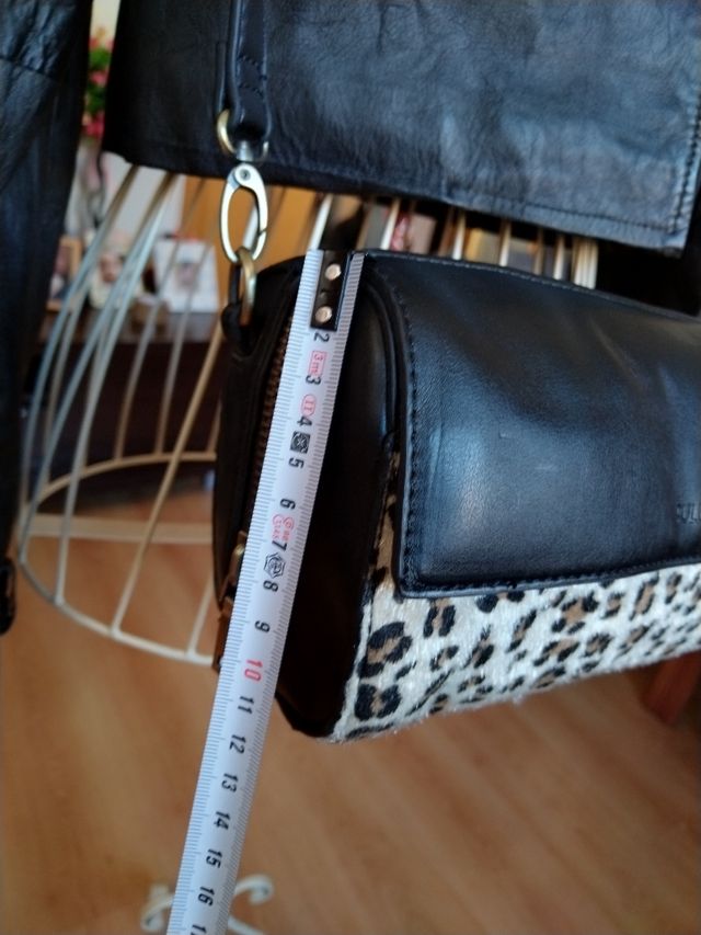 bolso negro y leopardo