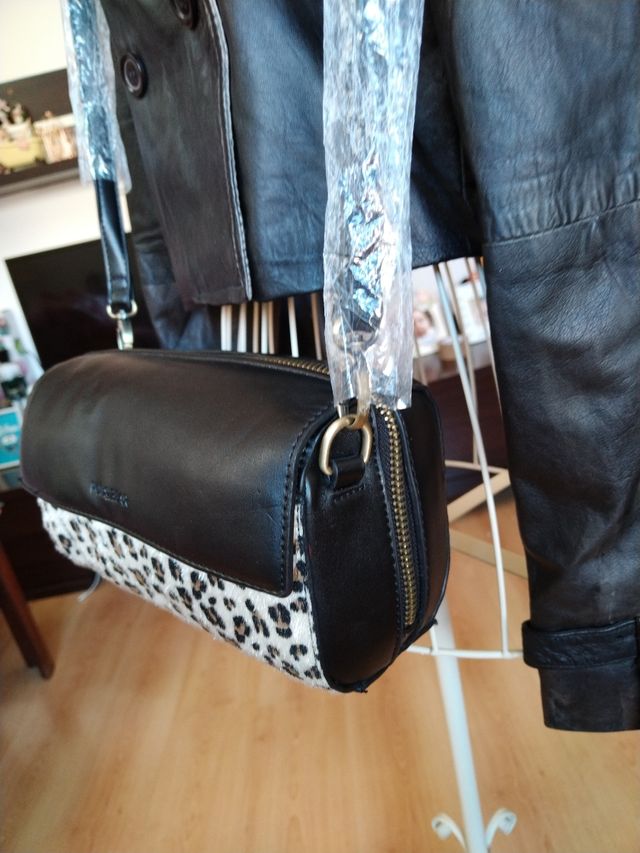 bolso negro y leopardo