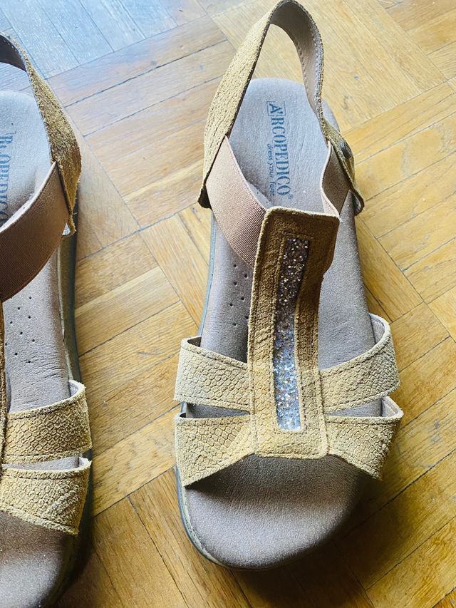 Arcopedico sandalias brillo beige