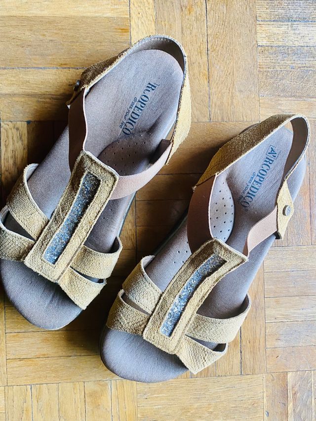 Arcopedico sandalias brillo beige