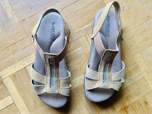 Arcopedico sandalias brillo beige