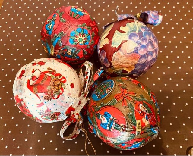 4 bolas de papel estampado Navidad