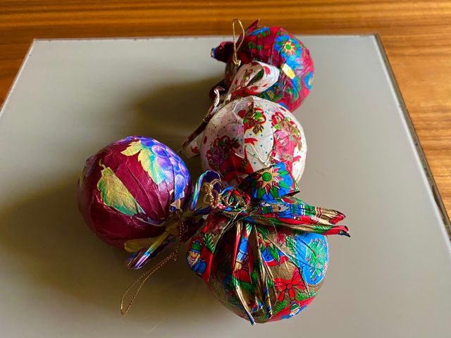 4 bolas de papel estampado Navidad