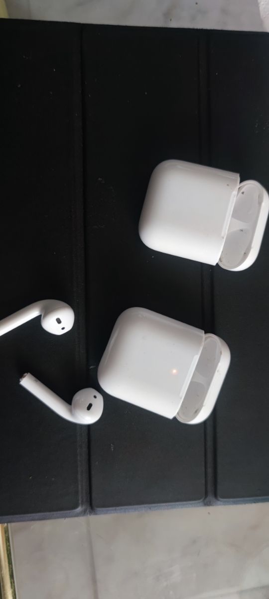 estuches airpod y auriculares.