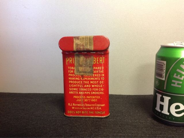 Antigua caja de cigarros de hojalata