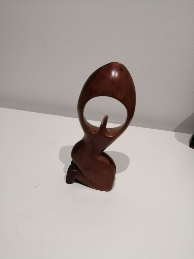 Escultura abstracta mujer