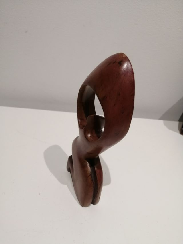 Escultura abstracta mujer