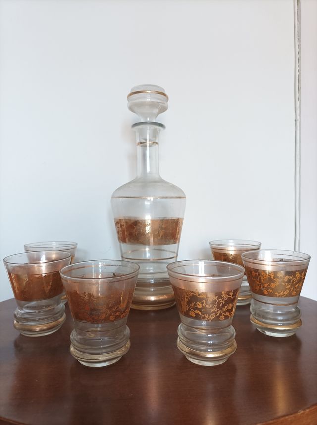 bottiglia e bicchieri vintage