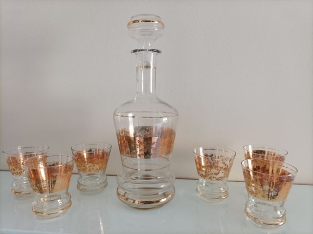 bottiglia e bicchieri vintage