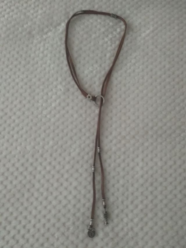 collar de cuero