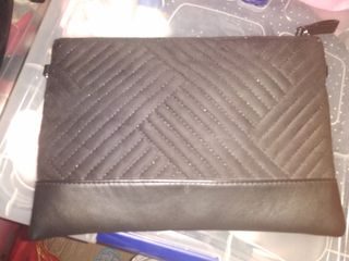 cartera de mano negra