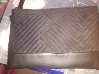 cartera de mano negra