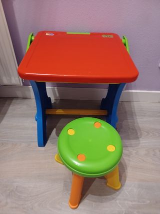 Pizarra pupitre con taburete