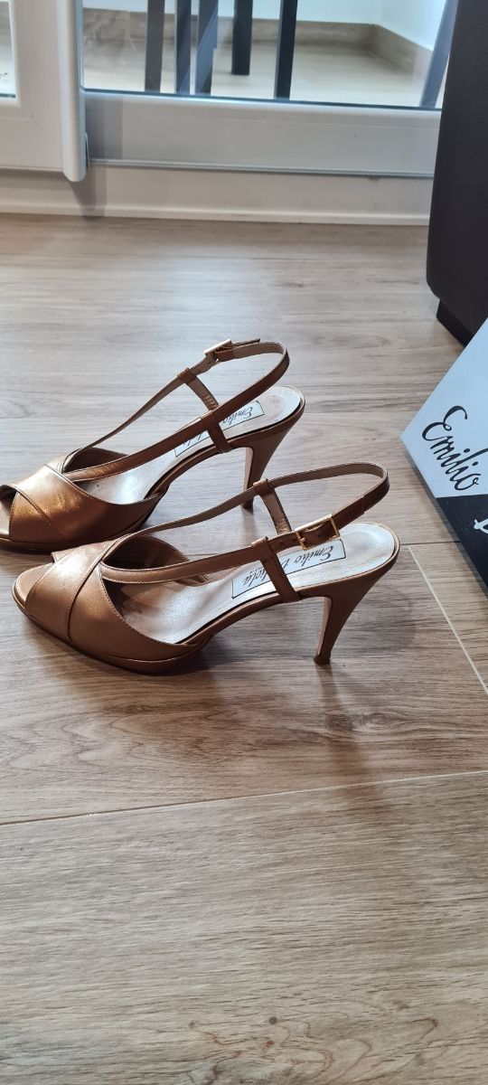 Sandalias doradas de fiesta