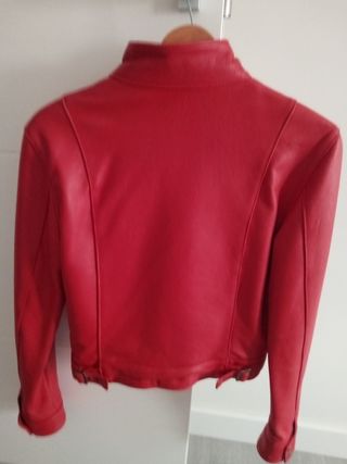 Cazadora de piel de cuero roja