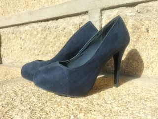 Zapatos de tacón azul marino