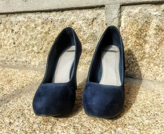 Zapatos de tacón azul marino