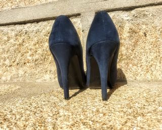 Zapatos de tacón azul marino