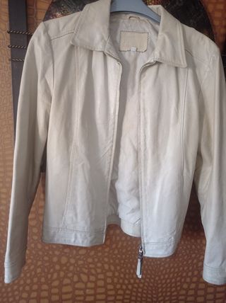 cazadora efecto piel beig