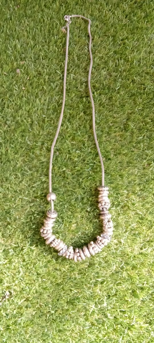 collares colores y madera