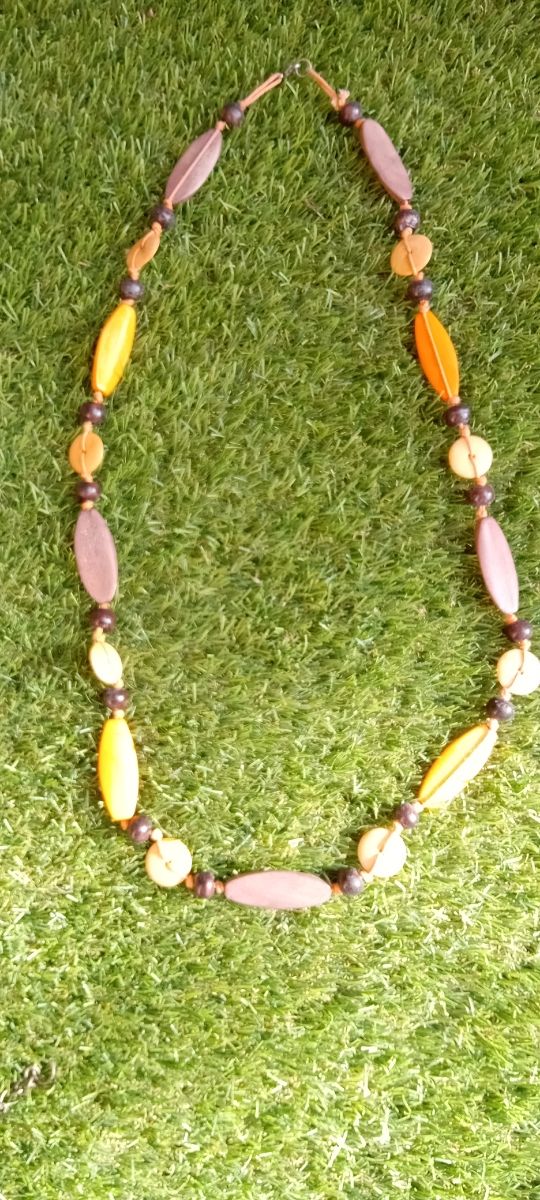 collares colores y madera