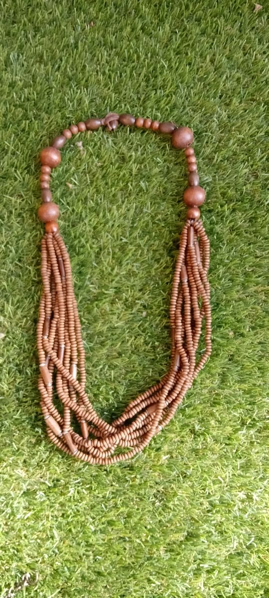 collares colores y madera