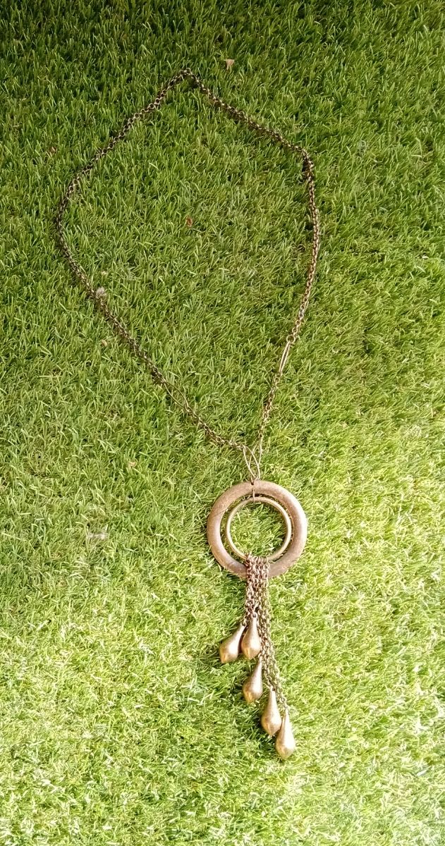 collares colores y madera