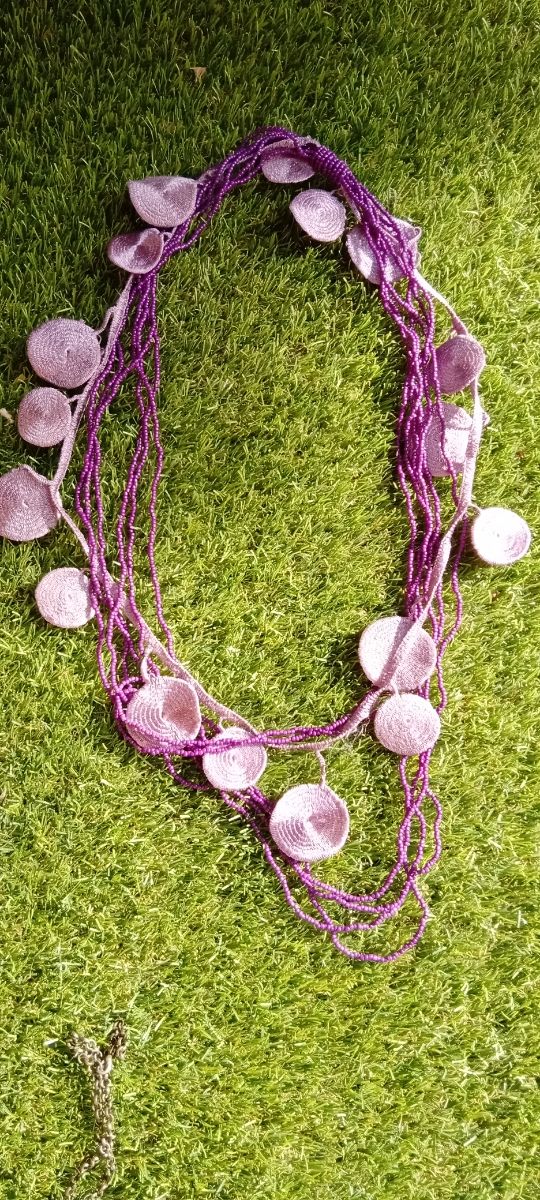 collares colores y madera