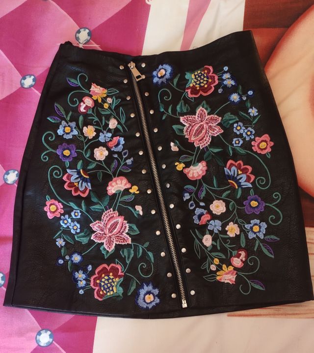 Falda polipiel bordada Stradivarius