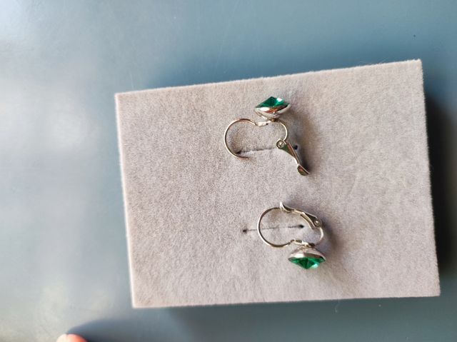 pendiente con Swarovski verde