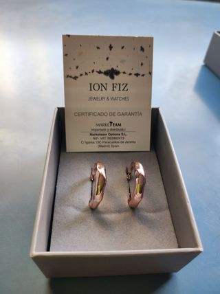 pendientes de aros color oro rosado .