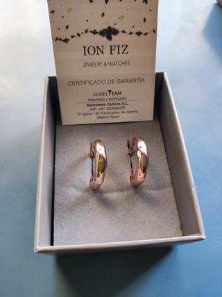 pendientes de aros color oro rosado .