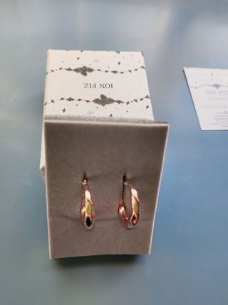 pendientes de aros color oro rosado .